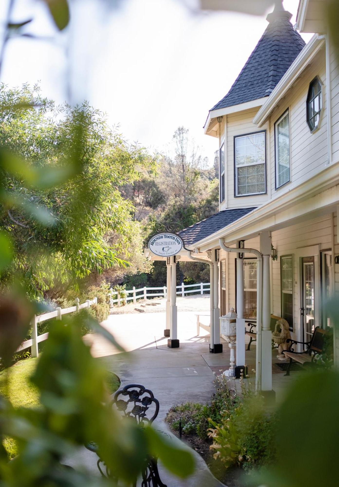 Hounds Tooth Inn Oakhurst Exterior photo